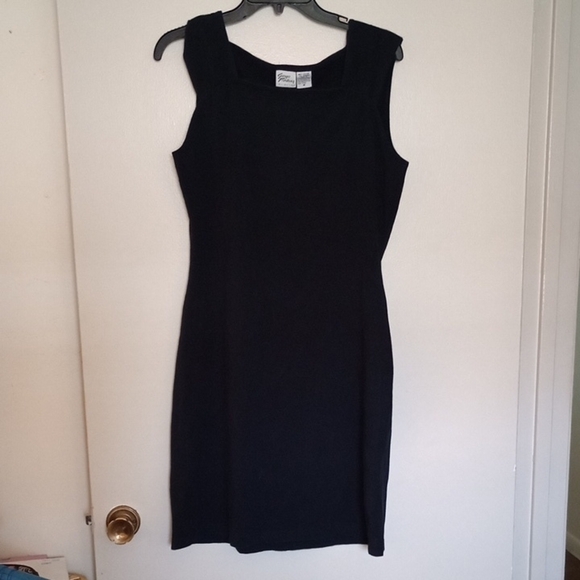 Elegant Black Sleeveless Midi Dress - Picture 1 of 4